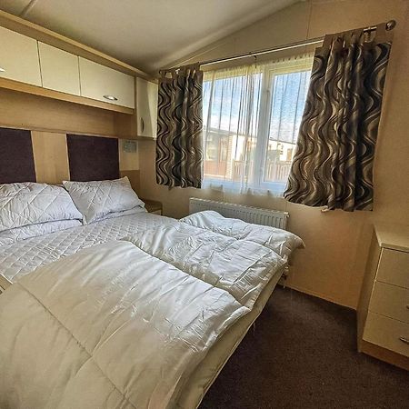 Lovely Caravan With Spacious Decking At North Denes In Suffolk, Ref 40134Nd Lowestoft Exterior foto