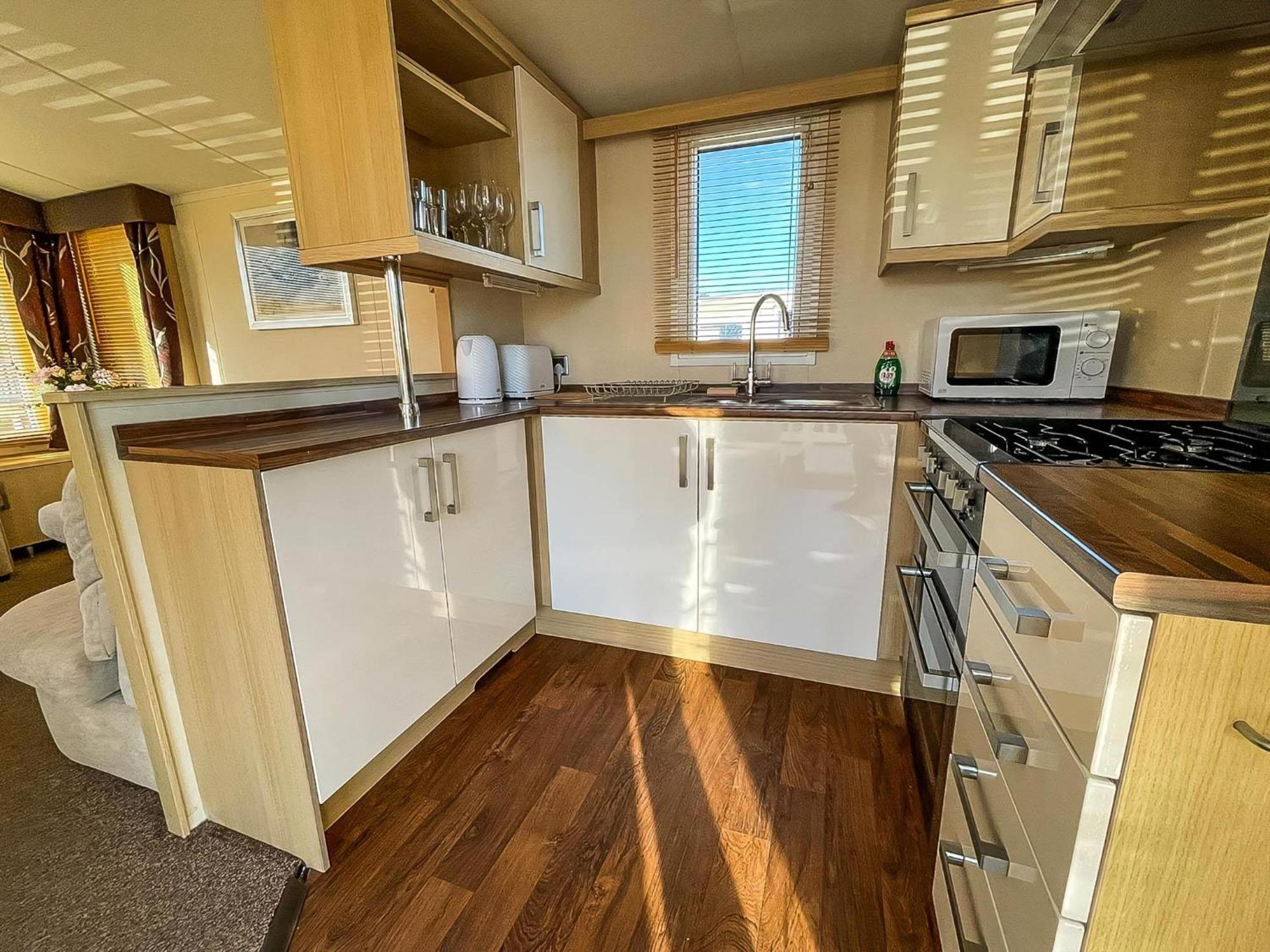 Lovely Caravan With Spacious Decking At North Denes In Suffolk, Ref 40134Nd Lowestoft Exterior foto