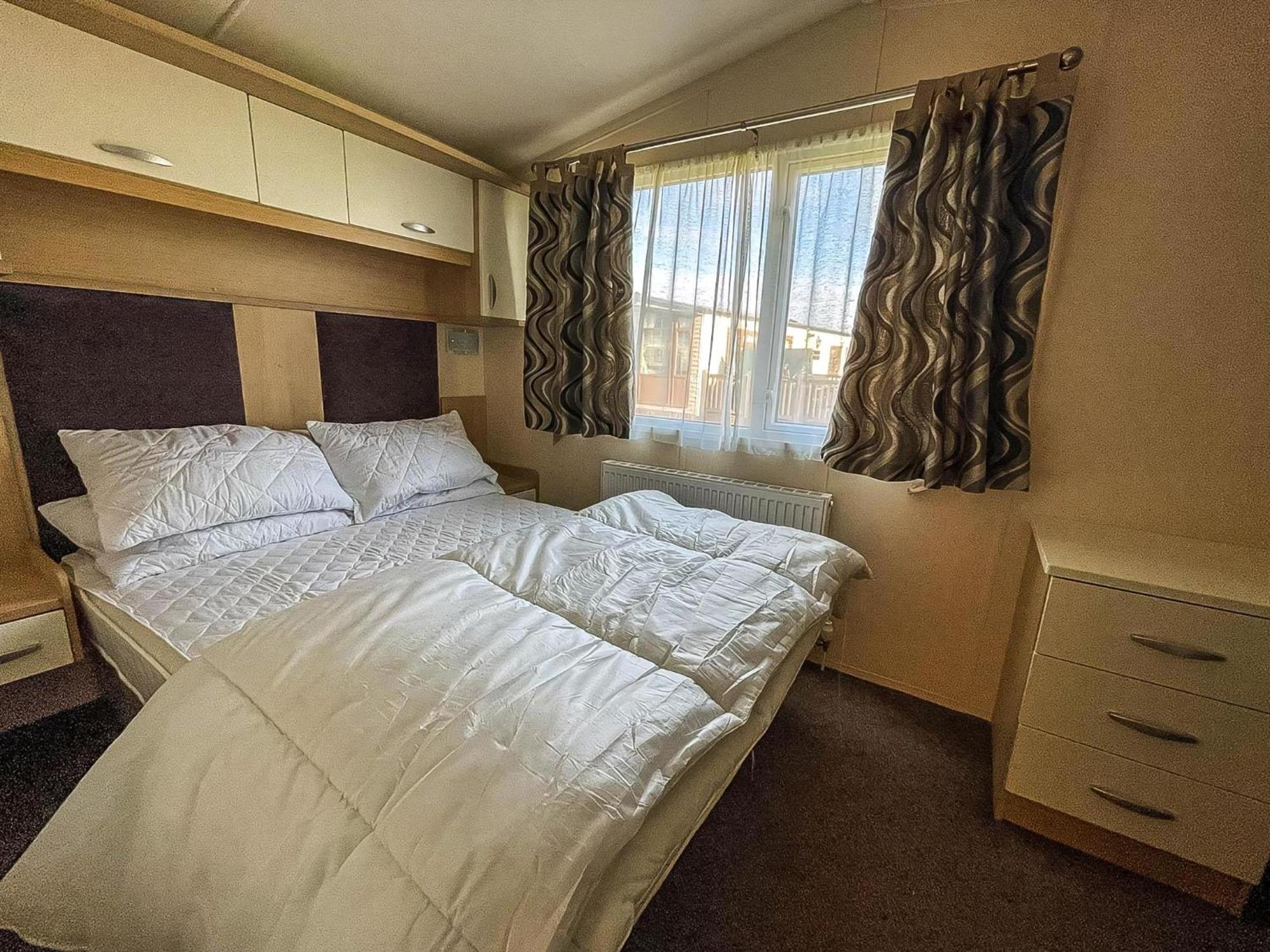 Lovely Caravan With Spacious Decking At North Denes In Suffolk, Ref 40134Nd Lowestoft Exterior foto