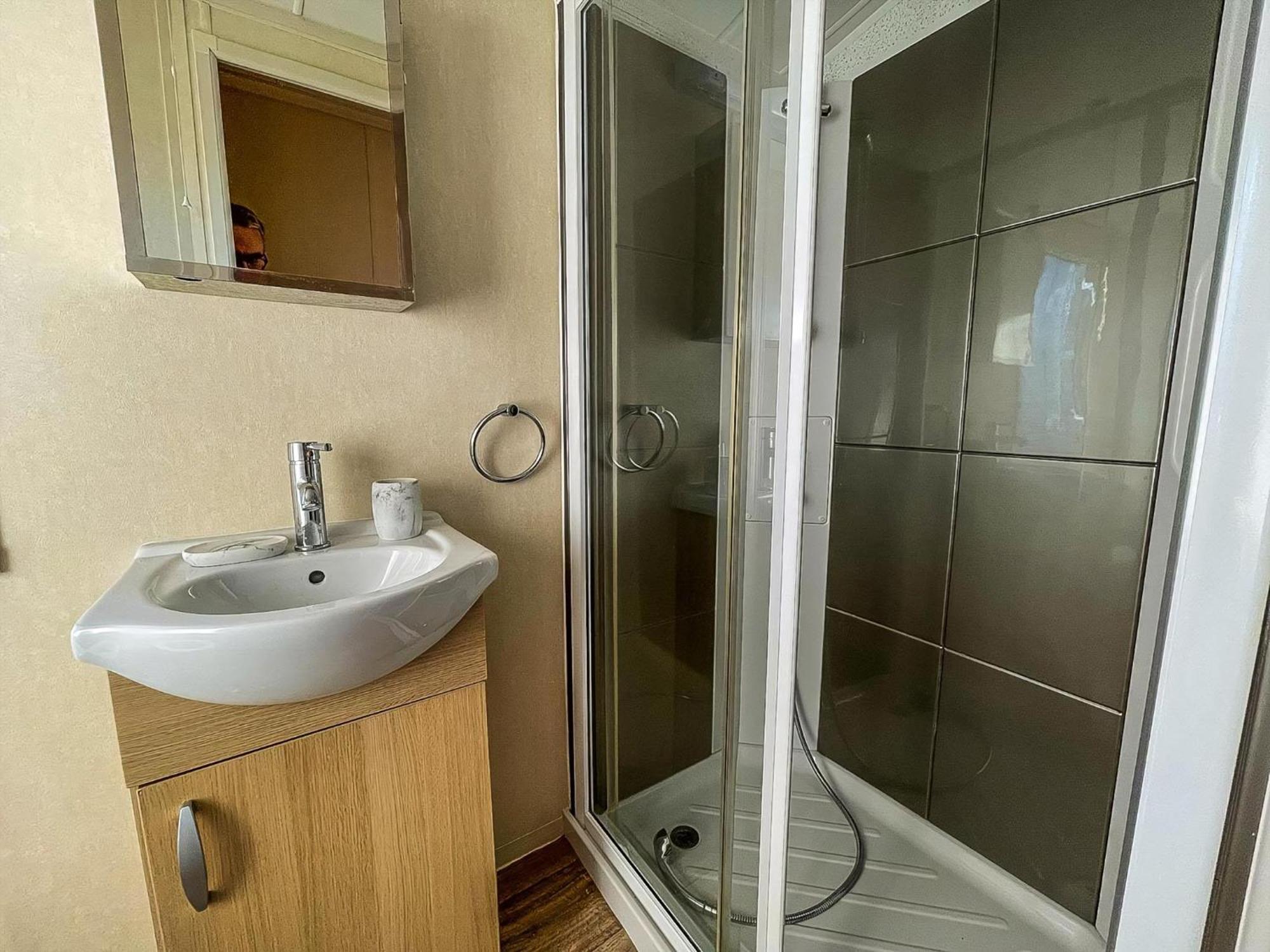 Lovely Caravan With Spacious Decking At North Denes In Suffolk, Ref 40134Nd Lowestoft Exterior foto
