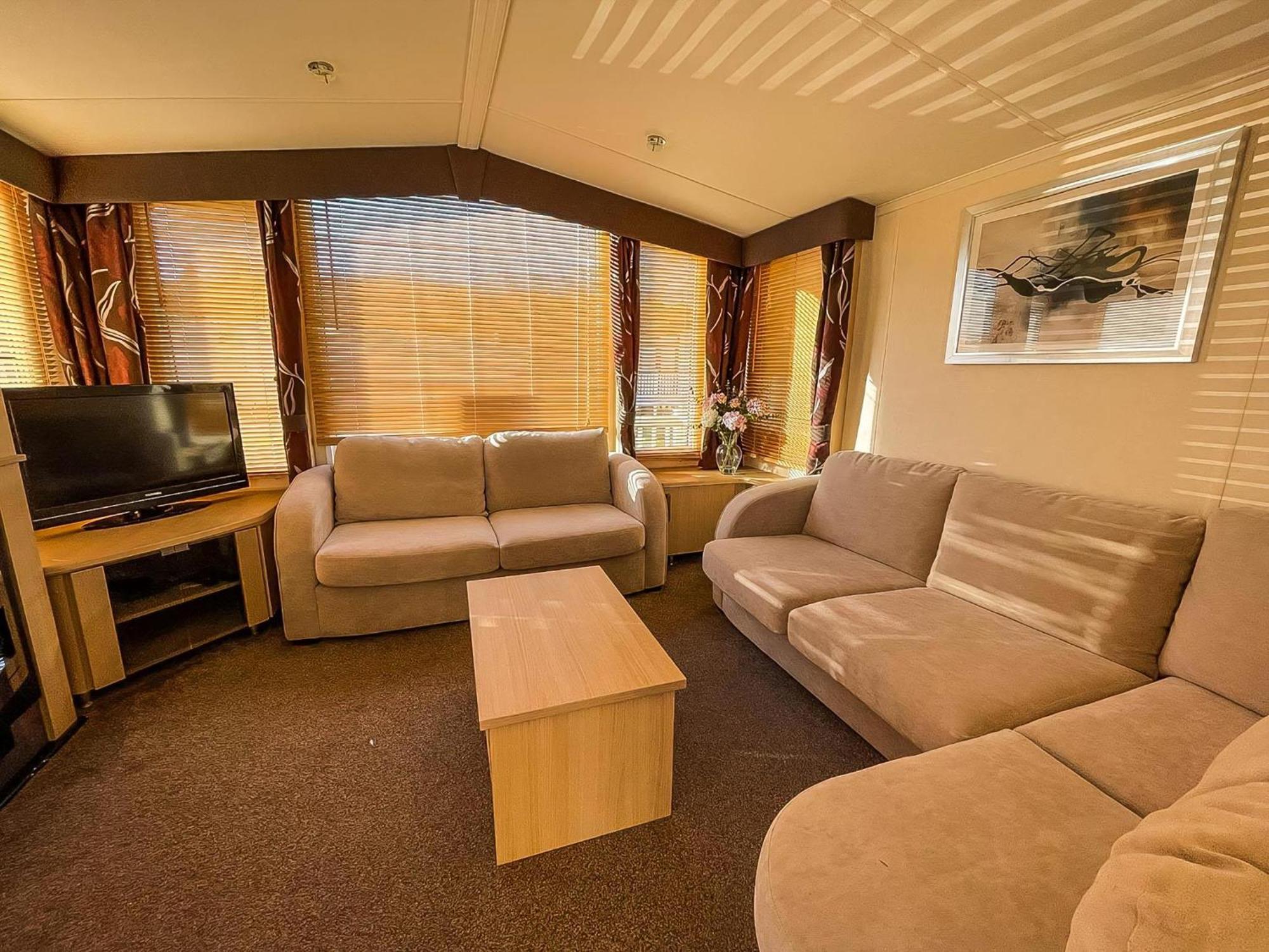 Lovely Caravan With Spacious Decking At North Denes In Suffolk, Ref 40134Nd Lowestoft Exterior foto